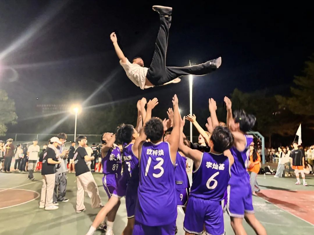 篮球赛事风采展现，球员团结带来胜利