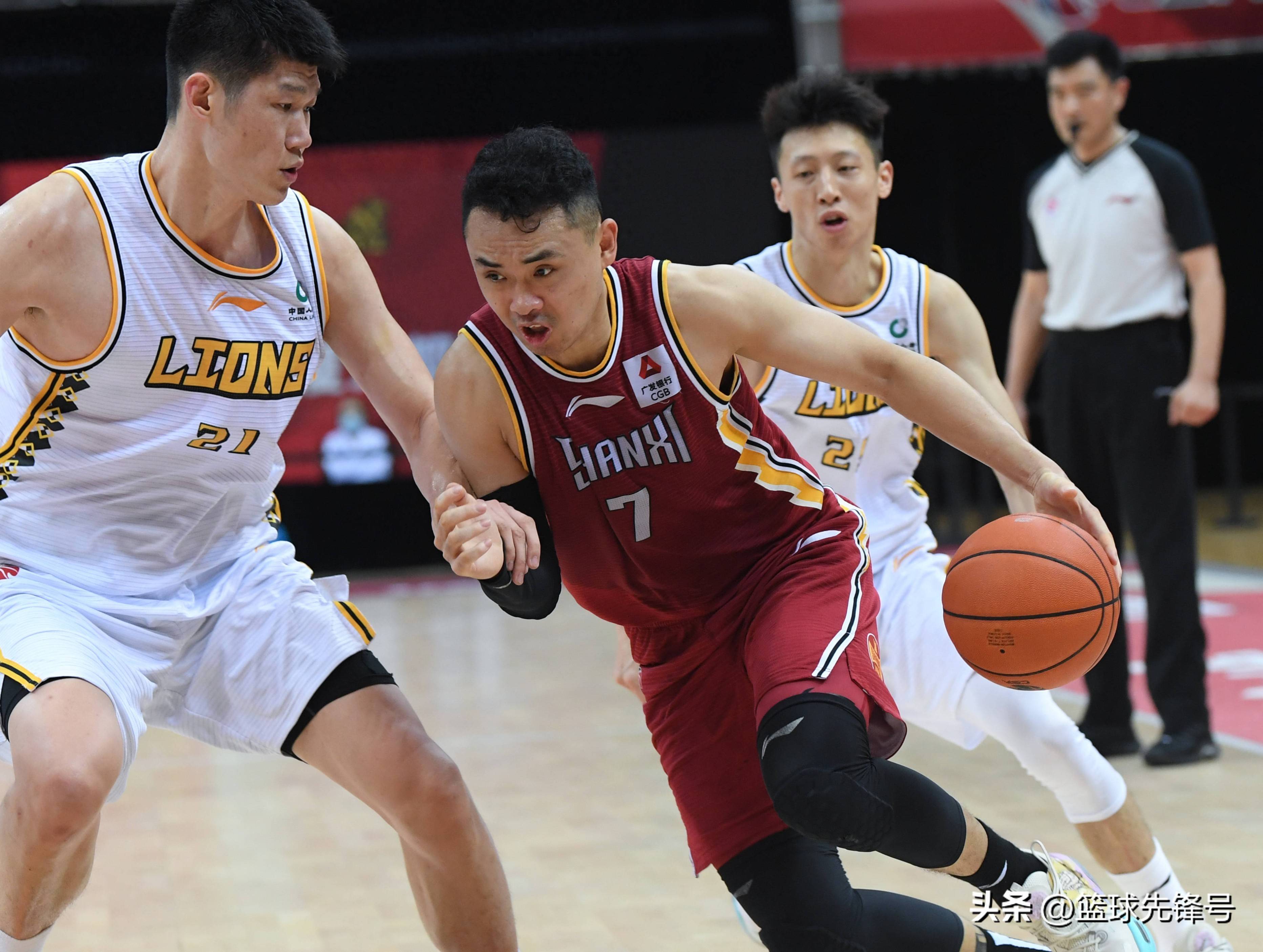 青岛鲸队对抗广东红马，比分胶着