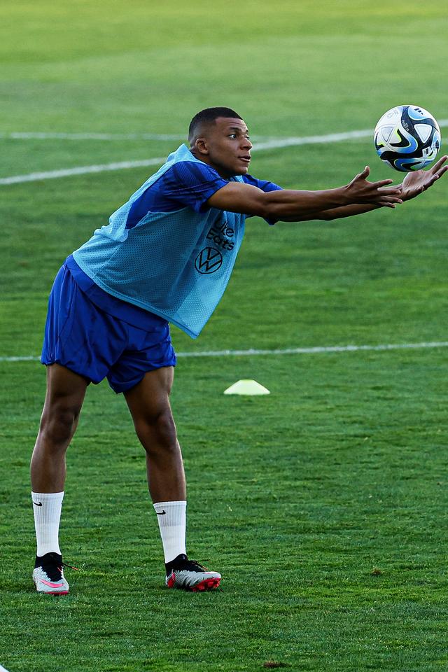 包含人气球星：法国队的球星在欧锦赛上引发话题的词条