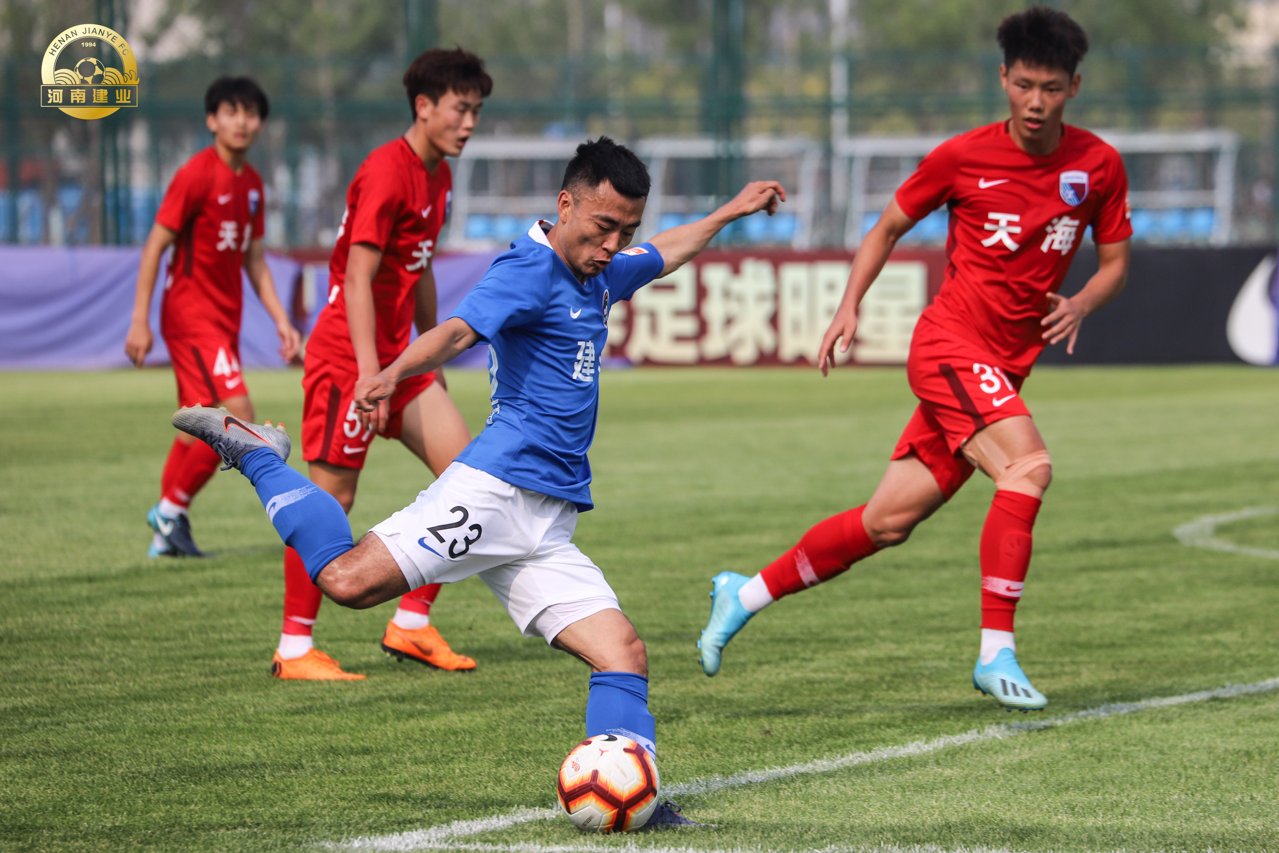 包含河南建业客场击败武汉卓尔，连胜达四场的词条