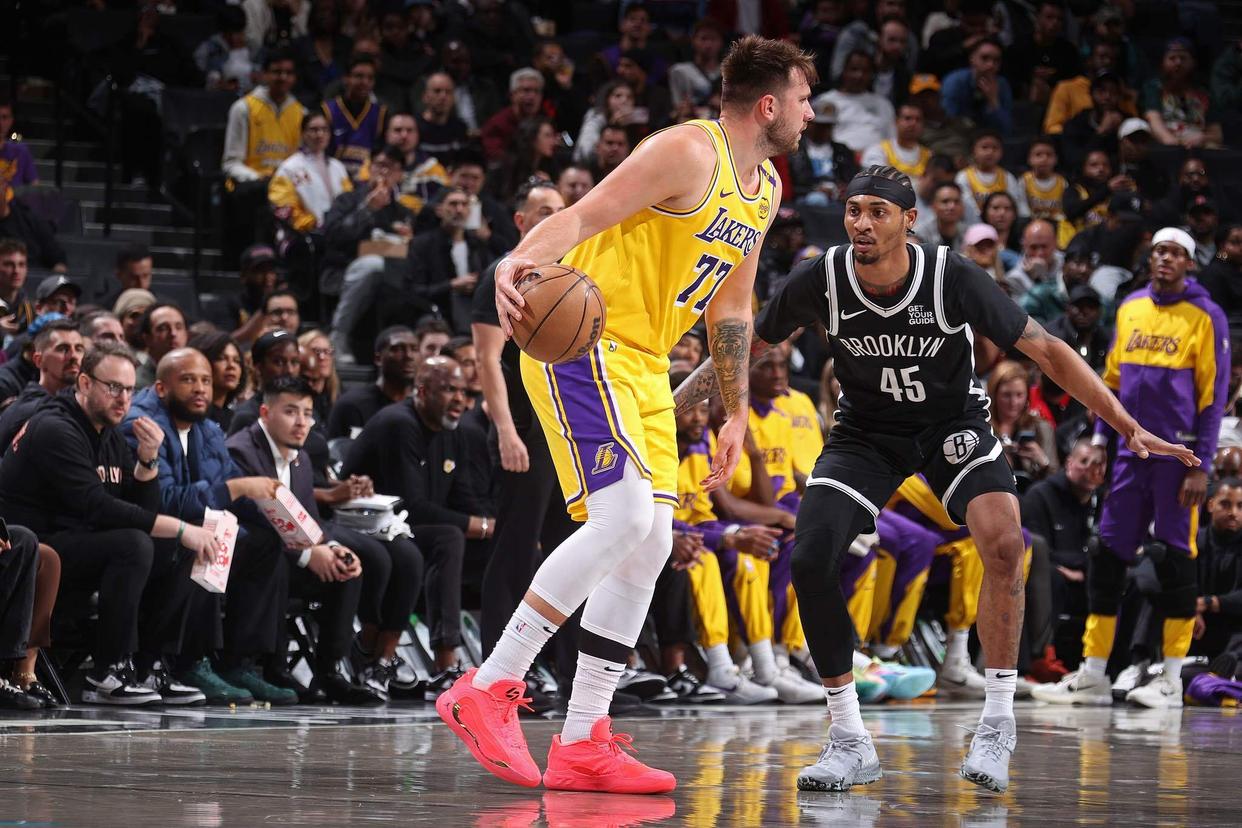 包含湖人陷入低谷，引发争议连败，篮网球队命运悬念！的词条